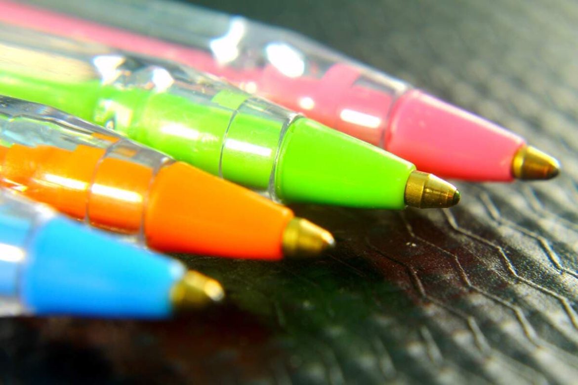 خودکار هشت رنگ الوند که در اثر حرارت رنگ آن تغییر می کند